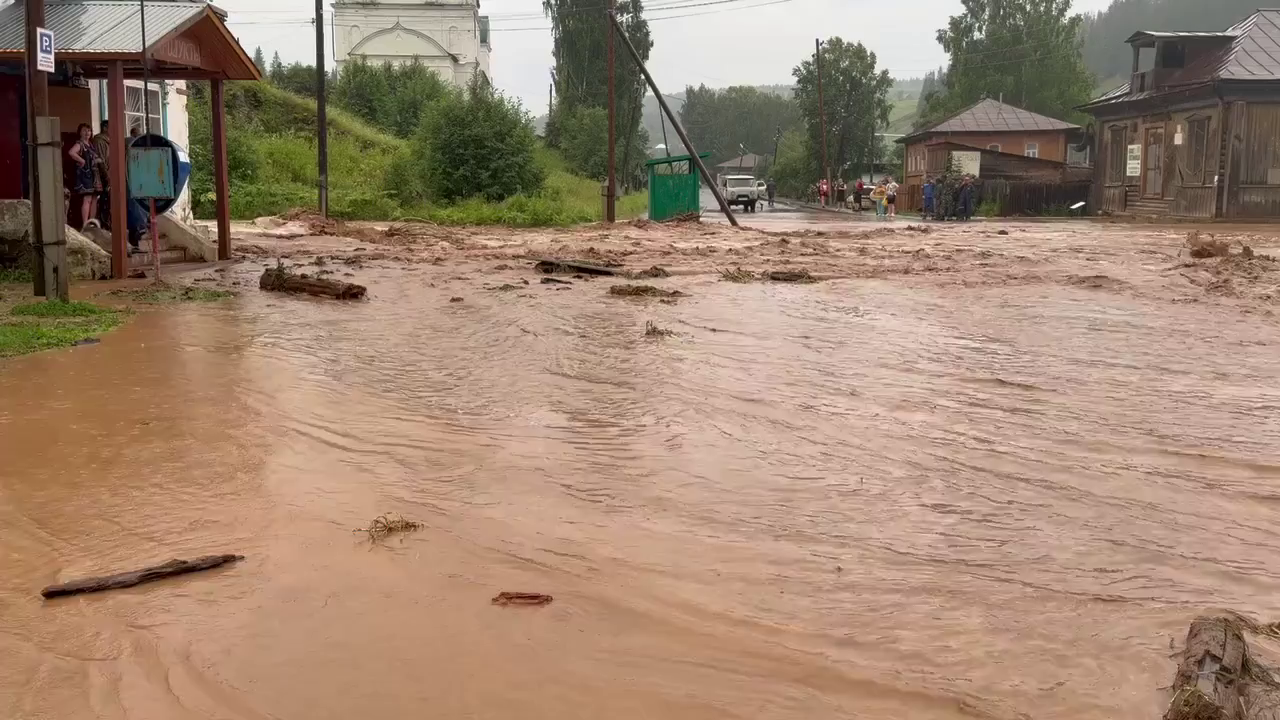 Четыре реки затопили Кын: женщина пропала в потоке воды