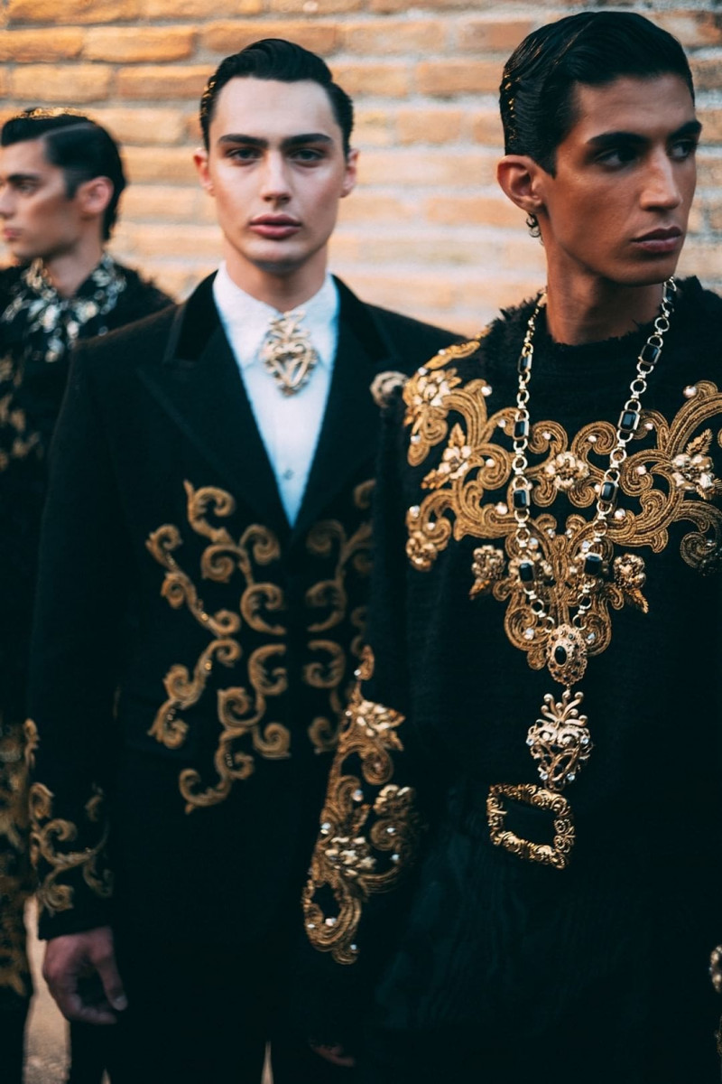 Dolce-Gabbana-Alta-Sartoria-2026-Backstage-Runway-Magazine-16.jpg