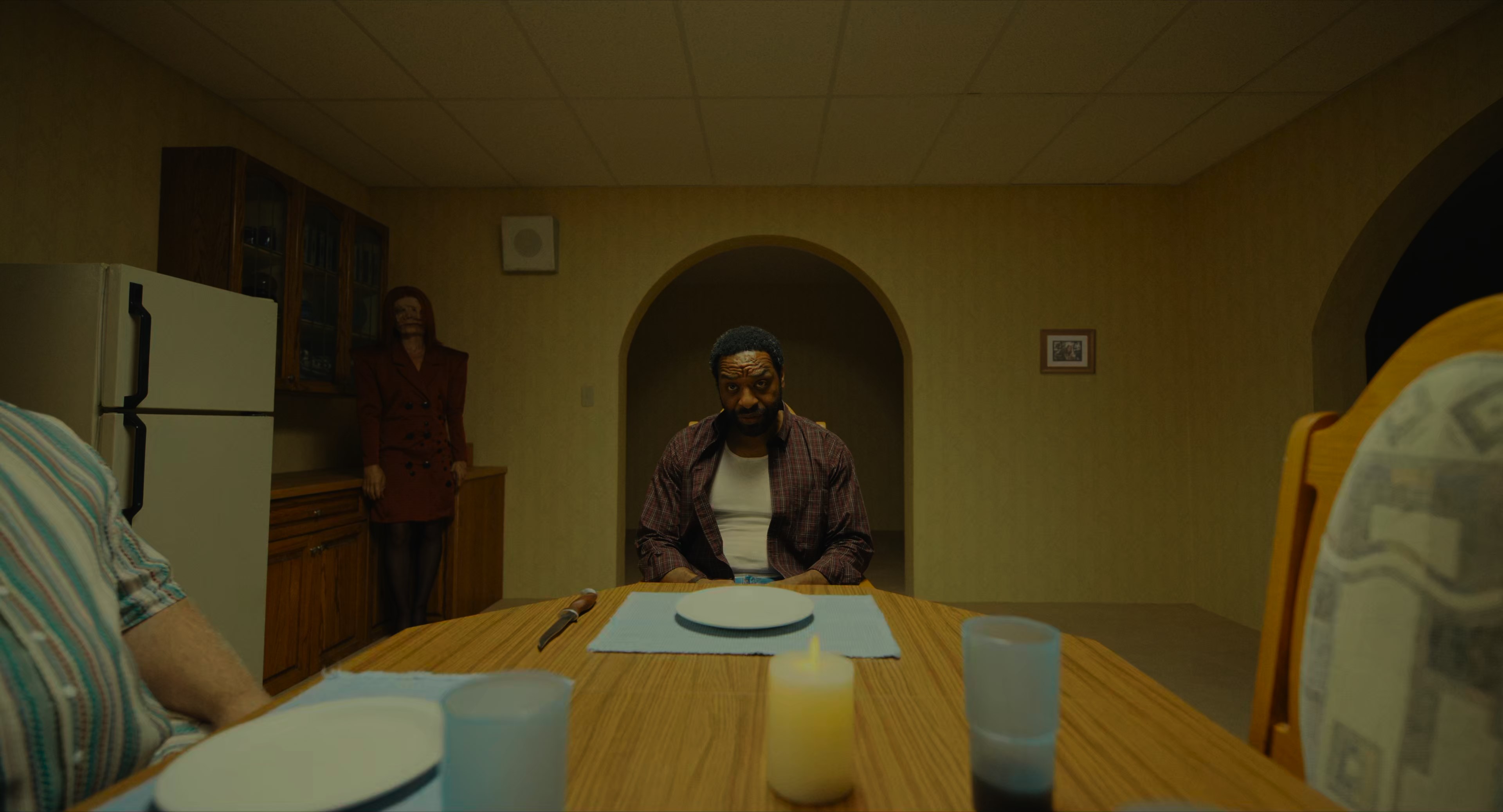 Backrooms (2026) UHD BDRip 2160p [4K, HDR10, 10-bit].mkv_snapshot_01.15.44.535.jpg